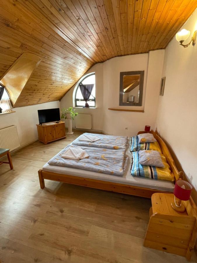 Katalinkert Panzio Bed and Breakfast Γκιόρ Εξωτερικό φωτογραφία