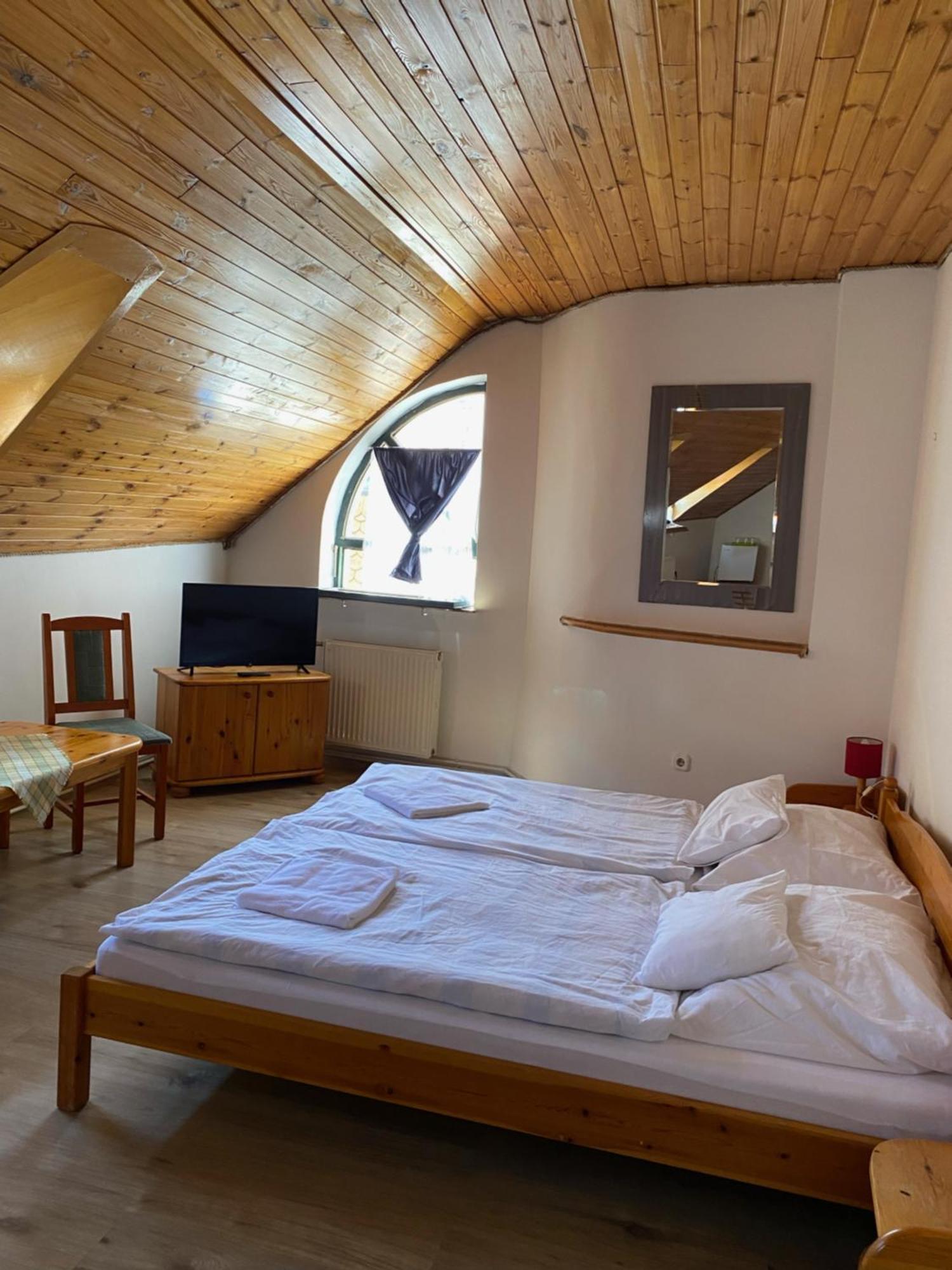 Katalinkert Panzio Bed and Breakfast Γκιόρ Εξωτερικό φωτογραφία